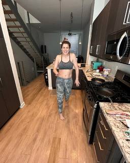 Lindsey Shaw feet photo thumbnail