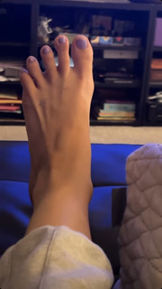 Lindsey Shaw feet photo thumbnail
