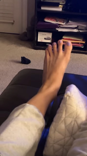 Lindsey Shaw feet photo thumbnail
