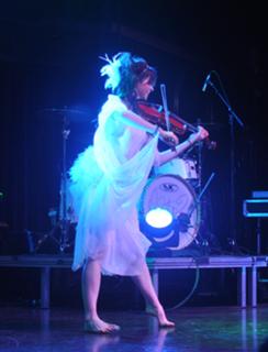 Lindsey Stirling feet photo thumbnail