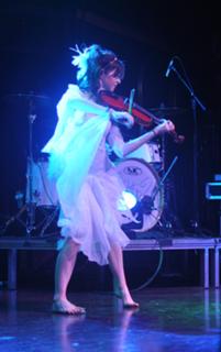 Lindsey Stirling feet photo thumbnail