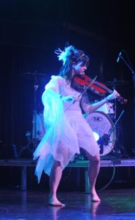 Lindsey Stirling feet photo thumbnail