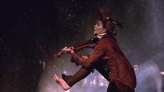 Lindsey Stirling feet photo thumbnail
