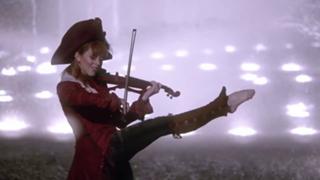 Lindsey Stirling feet photo thumbnail