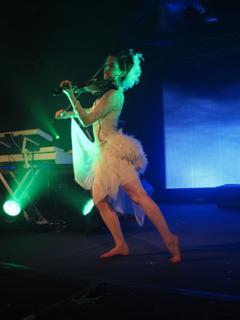 Lindsey Stirling feet photo thumbnail