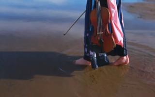 Lindsey Stirling feet photo thumbnail
