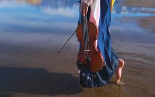 Lindsey Stirling feet photo thumbnail