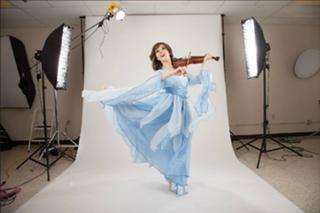 Lindsey Stirling feet photo thumbnail