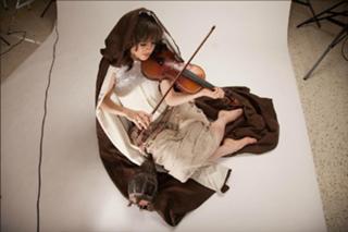 Lindsey Stirling feet photo thumbnail