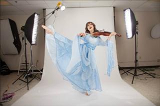 Lindsey Stirling feet photo thumbnail
