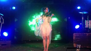 Lindsey Stirling feet photo thumbnail