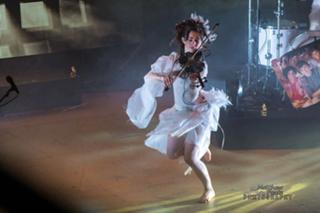 Lindsey Stirling feet photo thumbnail