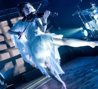 Lindsey Stirling feet photo thumbnail