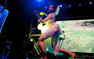 Lindsey Stirling feet photo thumbnail