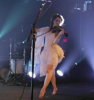 Lindsey Stirling feet photo thumbnail
