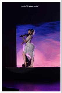 Lindsey Stirling feet photo thumbnail