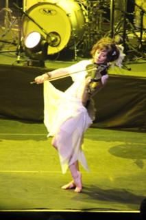 Lindsey Stirling feet photo thumbnail