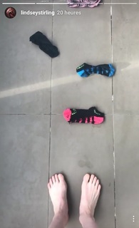 Lindsey Stirling feet photo thumbnail