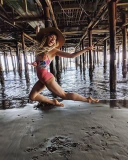 Lindsey Stirling feet photo thumbnail