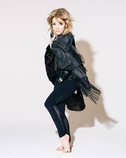 Lindsey Stirling feet photo thumbnail