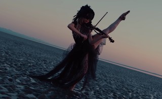 Lindsey Stirling feet photo thumbnail