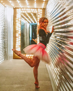 Lindsey Stirling feet photo thumbnail