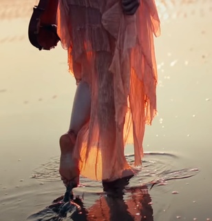 Lindsey Stirling feet photo thumbnail