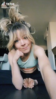 Lindsey Stirling feet photo thumbnail