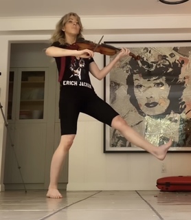 Lindsey Stirling feet photo thumbnail