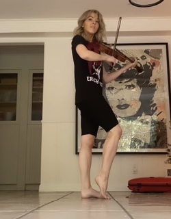 Lindsey Stirling feet photo thumbnail