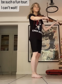 Lindsey Stirling feet photo thumbnail