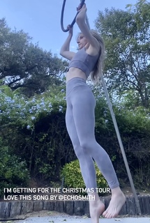 Lindsey Stirling feet photo thumbnail