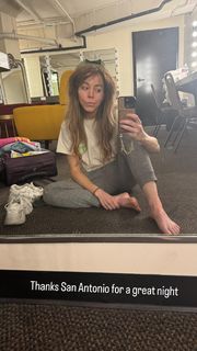 Lindsey Stirling feet photo thumbnail