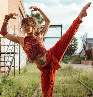 Lindsey Stirling feet photo thumbnail