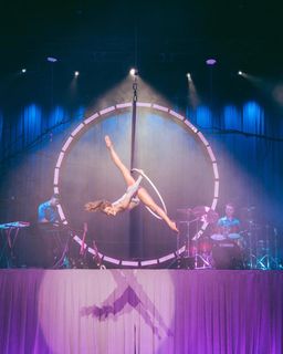 Lindsey Stirling feet photo thumbnail