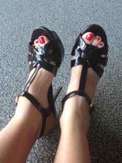 Lindy Booth feet photo thumbnail