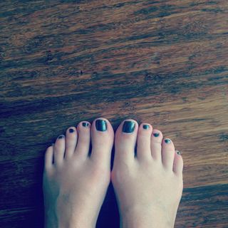 Lindy Booth feet photo thumbnail
