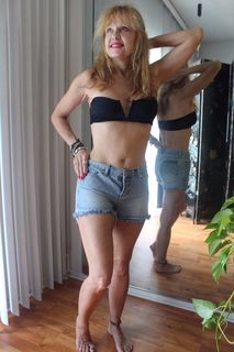 Linnea Quigley feet photo 1