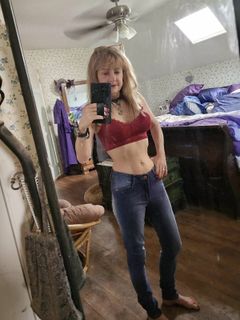 Linnea Quigley feet photo 7