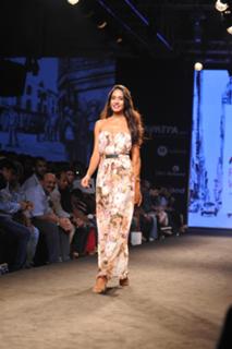 Lisa Haydon feet photo 8
