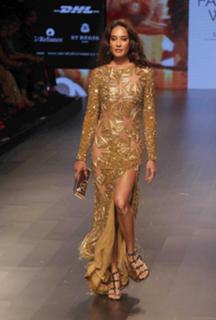 Lisa Haydon feet photo 14