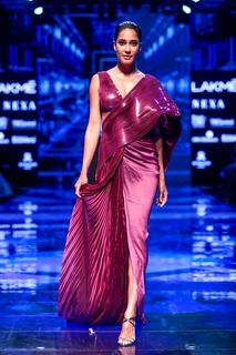 Lisa Haydon feet photo 10