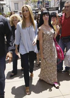 Lisa Kudrow feet photo thumbnail