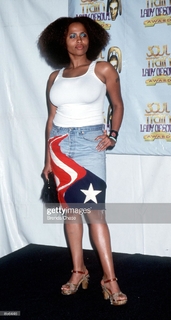 Lisa Nicole Carson feet photo 4