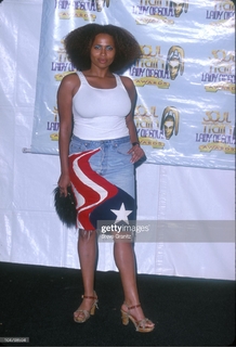 Lisa Nicole Carson feet photo 17