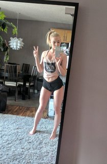 Lisa Peach feet photo thumbnail