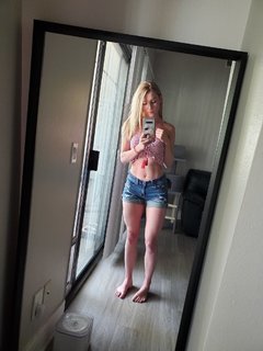 Lisa Peach feet photo thumbnail