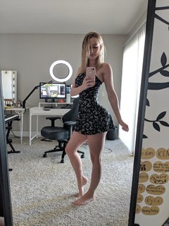 Lisa Peach feet photo thumbnail