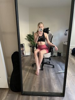Lisa Peach feet photo thumbnail