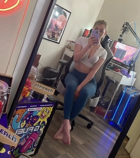 Lisa Peach feet photo thumbnail